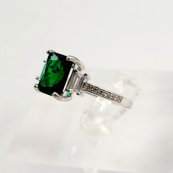 Sterling 2ct Emerald Ring - Picture 4 of 15